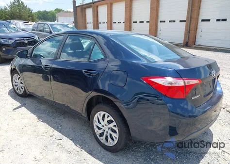 2018 Toyota Corolla Le z USA, uszkodzony, nr VIN 5YFBURHE5JP836783